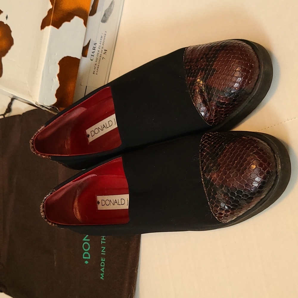 EUC Donald J Pliner Ciara comfort shoe in Nicole Black Stretch sz 7